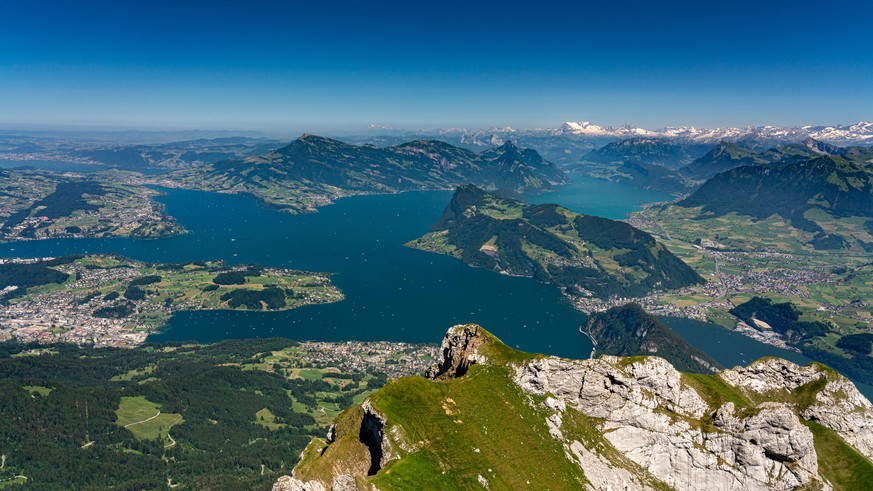 Postkarten-Schweiz: Der Blick vom Pilatus auf den Vierwaldstättersee und den Bürgenstock (Bildmitte).