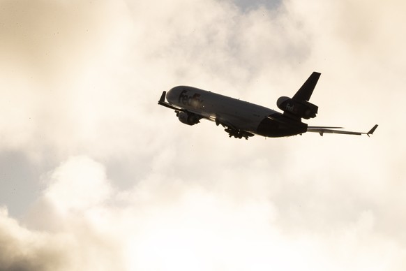 epa09999922 A FedEx cargo plane takes off from the Los Angeles Airport in Los Angeles, California, USA, 06 June 2022. EPA/ETIENNE LAURENT