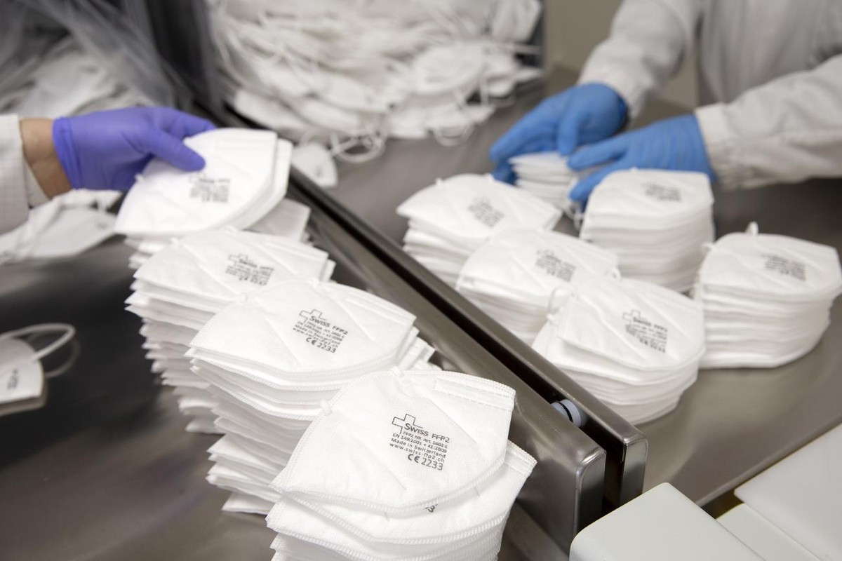 Des employes de PRO Entreprise Sociale Privee travaillent a l'emballage des masques sur la chaine de production de fabrication de masques FFP2 chez PRO Entreprise Sociale Privee, ce mardi 30 mars ...