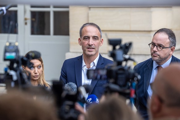 epa12345221 French MEP and head of the ?Place Publique? party Raphael Glucksmann (C) speaks to media at the Hotel Matignon with party members Aurelien Rousseau (R) and Aurore Lalucq (L) after a meetin ...