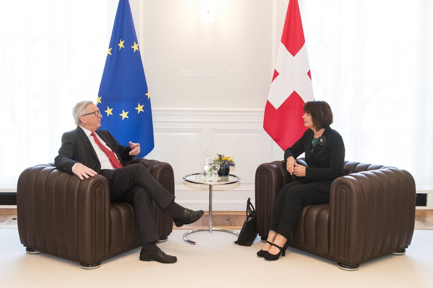 epa06345211 President of Switzerland Doris Leuthard (R) talks to European Commission President Jean-Claude Juncker (L) during their meeting in Bern, Switzerland, 23 November 2017. EPA/PETER KLAUNZER / ...
