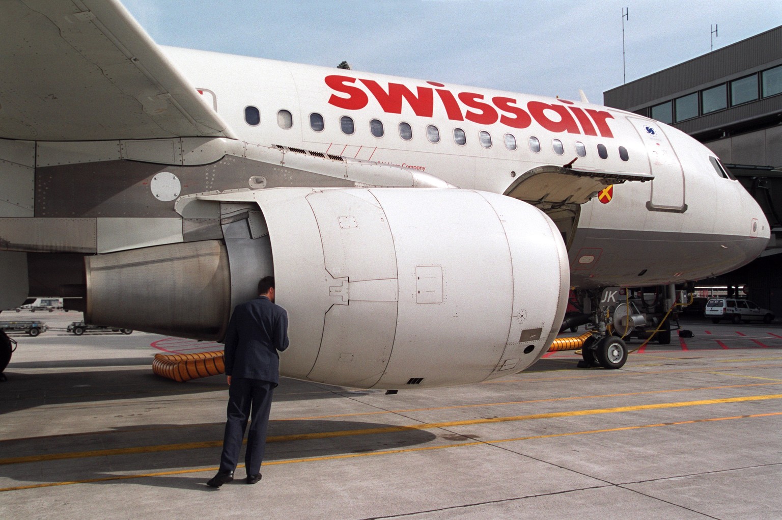 ZUM 15. JAHRESTAG DES SWISSAIR GROUNDING AM SAMSTAG, 1. OKTOBER 2016, STELLEN WIR IHNEN FOLGENDES BILDMATERIAL ZUR VERFUEGUNG - Ein Swissair Pilot streckt beim Ueberpruefen seines Flugzeugs am 29. Sep ...