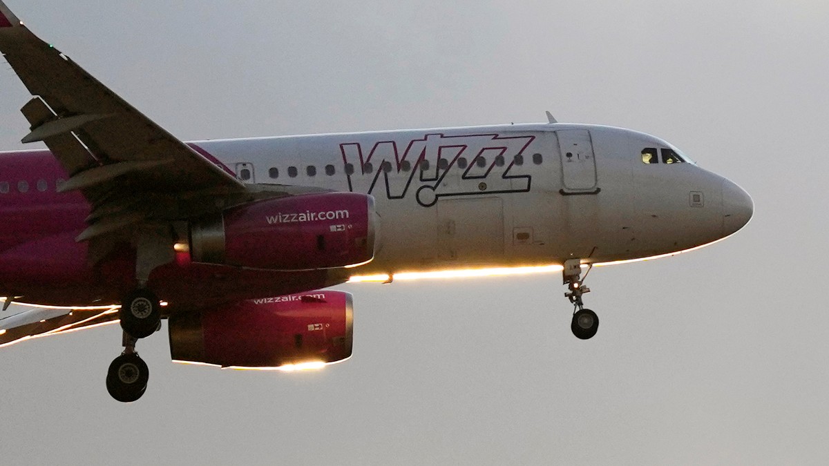 FILE - A Wizz Air Airbus A320 approaches for landing at sunset in Lisbon, Portugal, on July 20, 2024. (AP Photo/Armando Franca, File)
Emirates Wizz Air