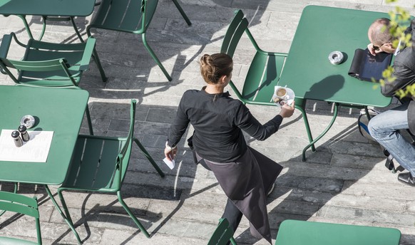 ARCHIV --- ZUR EIDGENOESSISCHEN ABSTIMMUNG UEBER DEN MEHRWERTSTEUERSATZ IM GASTGEWERBE STELLEN WIR IHNEN FOLGENDES BILD ZUR VERFUEGUNG ---Waiter in a restaurant in Zurich, pictured on (KEYSTONE/Christ ...