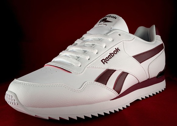 reebok turnschuh schuh sportschuh https://upload.wikimedia.org/wikipedia/commons/f/f0/Reebok_Royal_Glide_Ripple_Clip_shoe.jpg