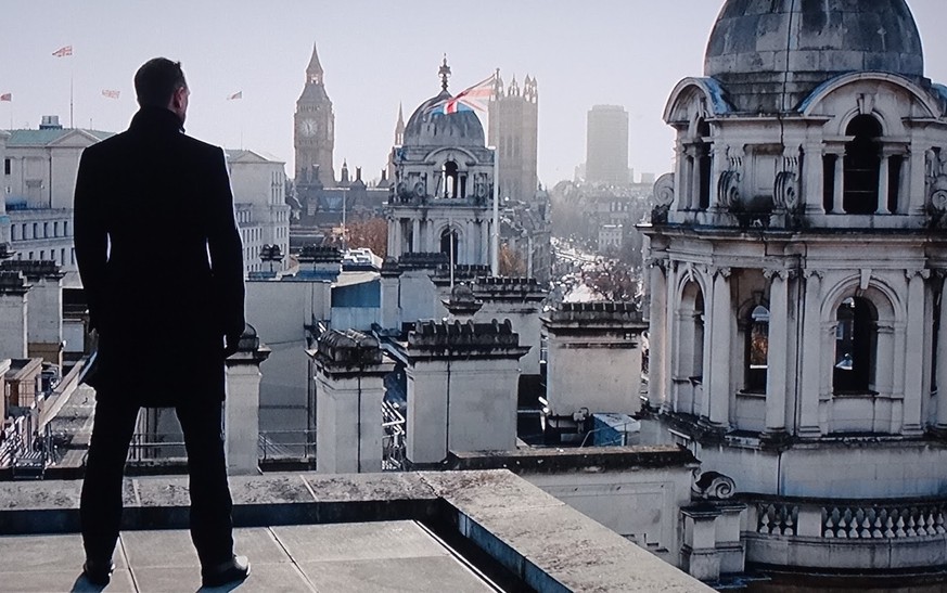 007 daniel craig james bond crombie london film http://007travelers.blogspot.ch/2015/12/007-filming-location-roof-where-bond.html