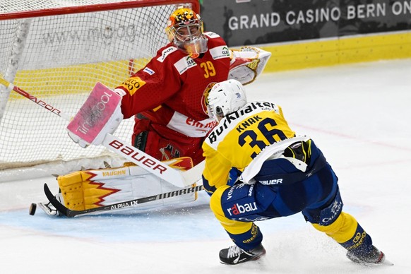 Tigers Goalie Luca Boltshauser, im Kampf um den Puck gegen Davos Simon Knak, links, beim Eishockey-Qualifikationsspiel der National League zwischen den SCL Tigers und dem HC Davos, am Dienstag, 19. Se ...