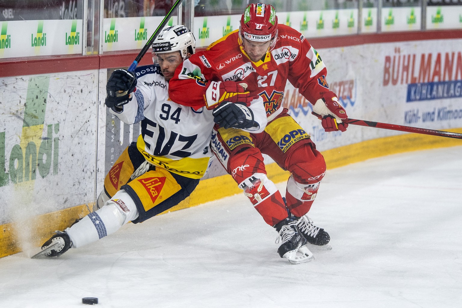 Biels Yannick Rathgeb, rechts, im Duell mit Zugs Luca Andrea De Nisco im Eishockey Meisterschaftsspiel der National League zwischen dem EHC Biel und dem EV Zug, am Samstag, 2. Oktober 2021, in der Tis ...