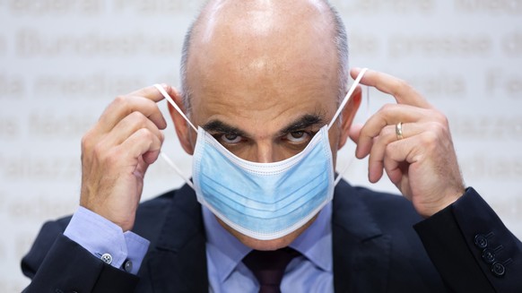 Bundesrat Alain Berset zieht seine Maske an, am Ende einer Medienkonferenz des Bundesrates ueber die Reform der beruflichen Vorsorge, am Mittwoch, 25. November 2020, in Bern. (KEYSTONE/Peter Klaunzer)