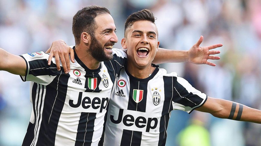 epa05533658 Juventus&#039; Gonzalo Higuain (L) celebrates with his teammate Paulo Dybala (R) after scoring a goal during the Italian Serie A soccer match between Juventus FC and US Sassuolo Calcio at  ...