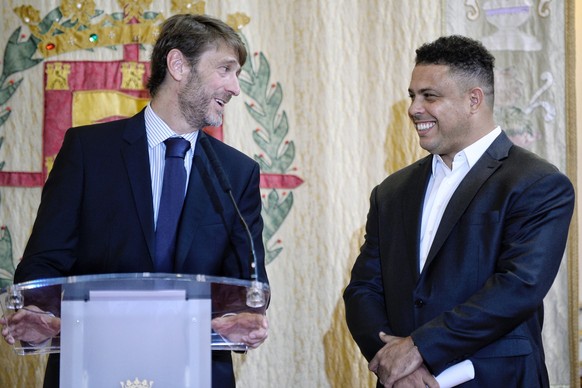 epa06994387 Brazilian former soccer player Ronaldo Nazario (R) and the President of Real Valladolid, Carlos Suarez attend the presentation ceremony of Ronaldo as the major shareholder of Spanish Prime ...