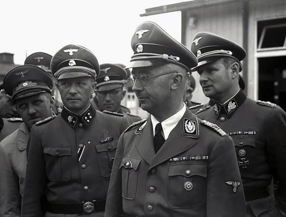 Karl Wolff (à droite) lors d’une inspection du camp de concentration de Mauthausen en compagnie de Heinrich Himmler (deuxième à droite), avril 1941.
https://commons.wikimedia.org/wiki/File:Bundesarchi ...