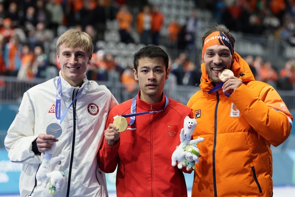 epa12758470 (L-R) Silver medalist Jordan Stolz of USA, gold medalist Zhongyan Ning of China, and bronze medalist Kjeld Nuis of Netherlands pose with their medals after the Men's 1500m final of th ...