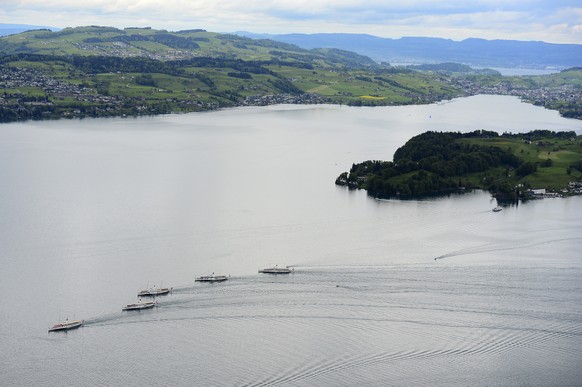 Die fuenf Dampfschiffe des Vierwaldstaettersees zogen am Samstag, 2. Mai 2015, vereint anlaesslich der alljaehrlichen Dampferparade ueber den Vierwaldstaettersee. (KEYSTONE/Urs Flueeler)