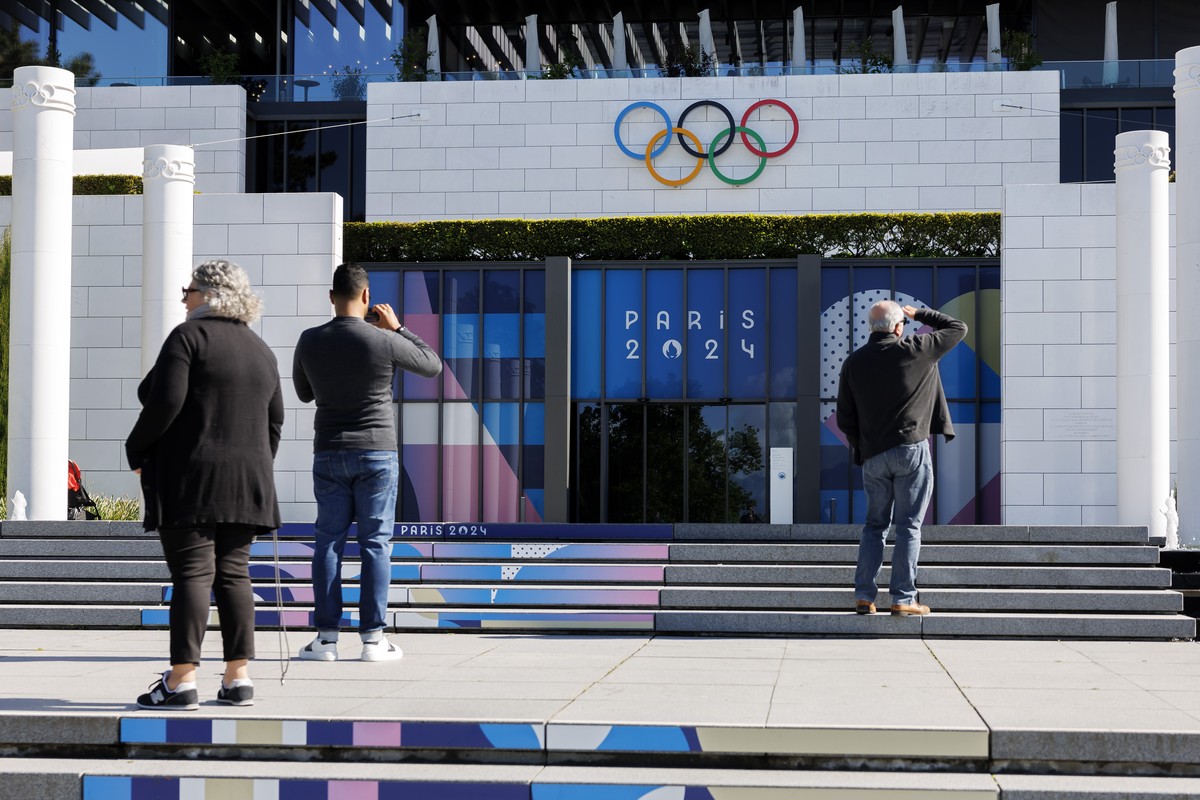 Des visiteurs arrivent au musee olympique qui a revetu les couleurs de Jeux Olympiques de Paris 2024, ce vendredi 17 mai 2024 a Lausanne. Le Musee olympique de Lausanne se met a l'heure des JO de ...
