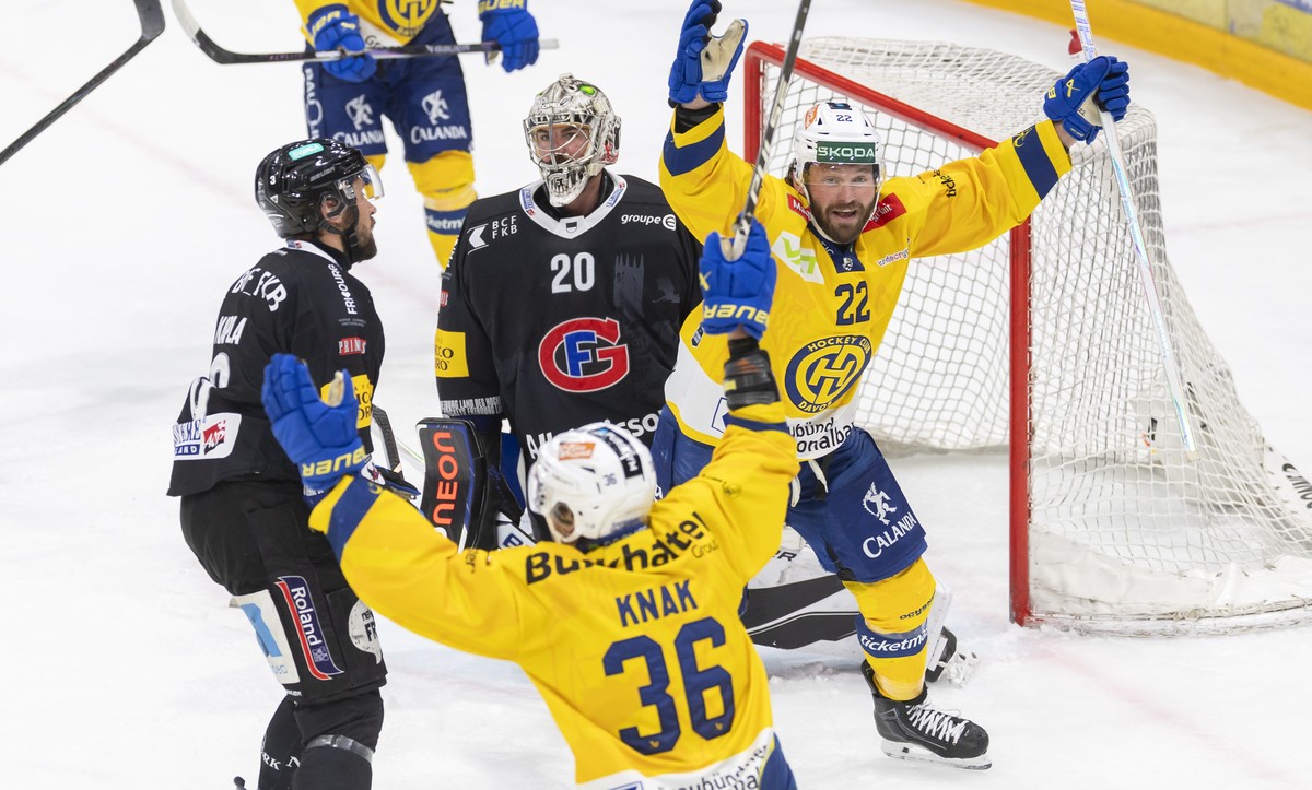 Brendan Lemieux (HCD), rechts, und Simon Knak (HCD), vorne, jubeln beim Tor zum 1-3 neben Michael Kapla (HCFG) und Torhueter Reto Berra (HCFG), im zweiten Eishockey Playoff Finalspiel der National Lea ...