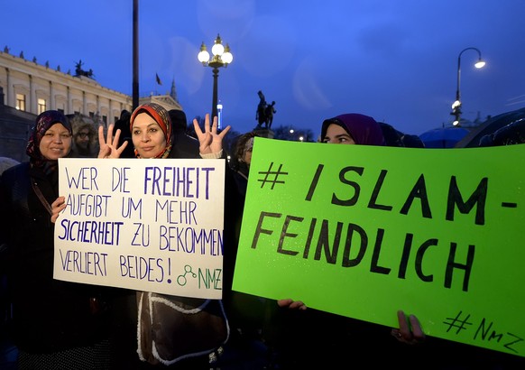 Musliminnen und Muslime gingen gegen das neue Gesetz in Wien auf die Strasse.