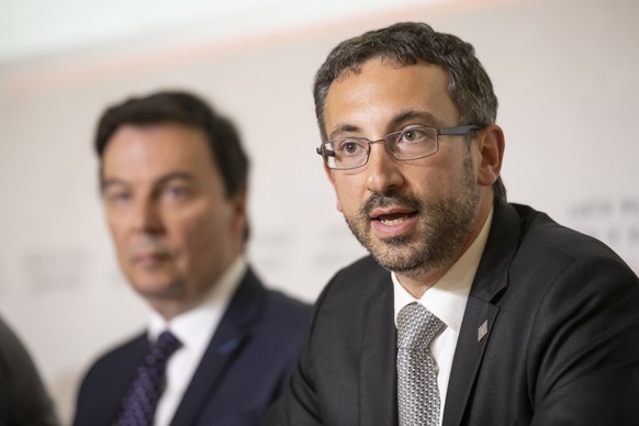 Philippe Varone, President de la Ville de Sion, gauche, et Frederic Favre, Chef du Departement de la securite, des institutions et du sport (DSIS), droite, parlent lors d’une rencontre entre different ...
