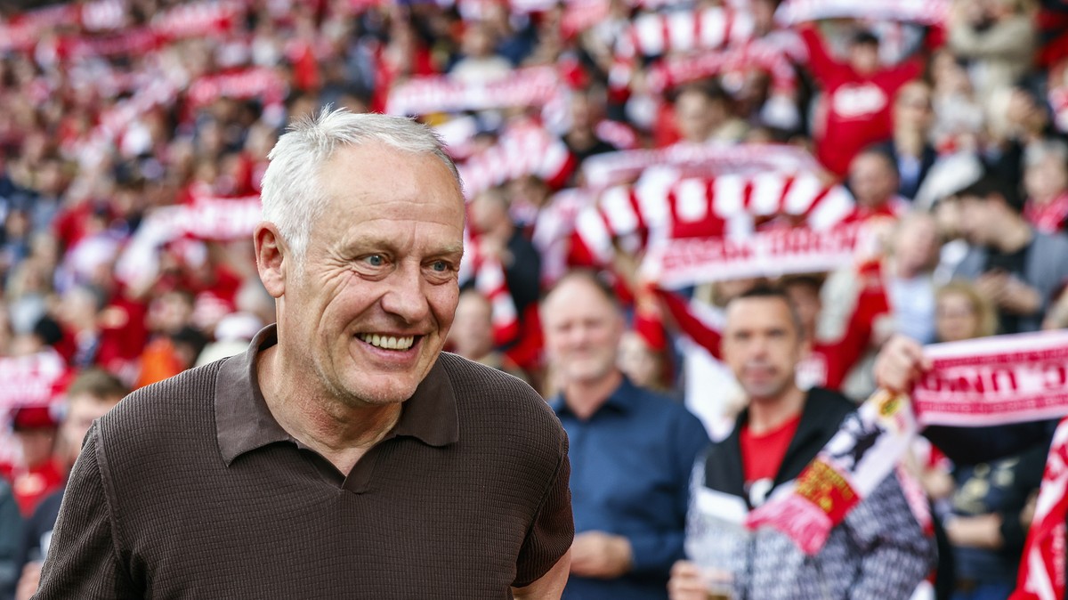 epa11350382 Freiburg's head coach Christian Streich arrives for the German Bundesliga soccer match between 1. FC Union Berlin and SC Freiburg in Berlin, Germany, 18 May 2024. EPA/HANNIBAL HANSCHK ...