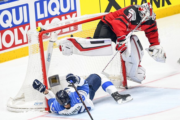 epa07603683 Jere Sallinen (L) of Finland in action against Canada&#039;s goalie Matt Murray (L) during the IIHF World Championship ice hockey final between Canada and Finland at the Ondrej Nepela Aren ...