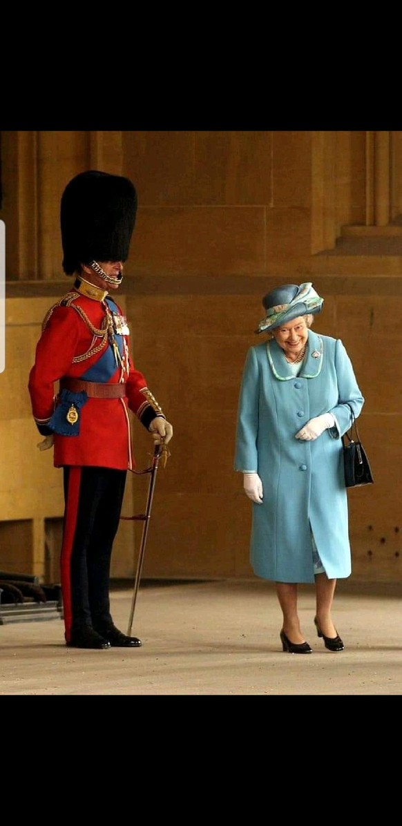 Zurﾃｼck in die Zukunft: PICDUMP!\nZu ehren von Prinz Phillip ein Foto, wie er der Queen einen Streich spielen will und sich als Gardist verkleidet hat ､歴衍ｰ