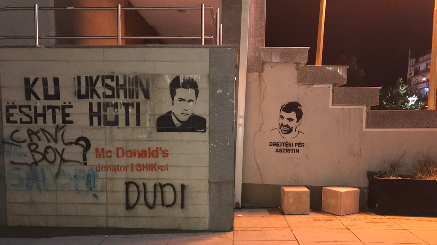Politische Graffitis in Pristina.