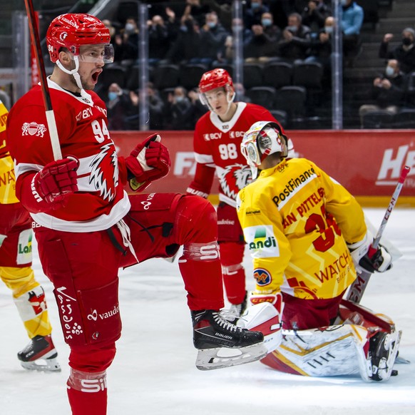 Joie de l&#039;attaquant lausannois Tim Bozon, apres le premier but marque par l&#039;attaquant lausannois Ronalds Kenins lors de la rencontre du championnat suisse de hockey sur glace de National Lea ...