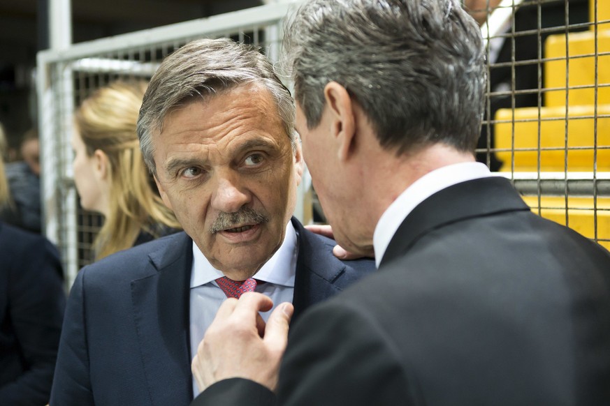 Fribourg, 21.04.2017, Eishockey Laenderspiel, Schweiz - Russland, IIHF Praesident Rene Fasel (L) diskutiert mit Slava Bykov (R) (Pascal Muller/EQ Images) (KEYSTONE/EQ IMAGES/Pascal Muller)