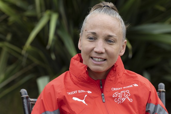 epa10056458 Switzerland&#039;s goalkeeper Gaelle Thalmann talks to the media in the garden of the hotel Oulton Hall during a press conference, at the UEFA Women&#039;s EURO 2022, in Leeds, Britain, 07 ...