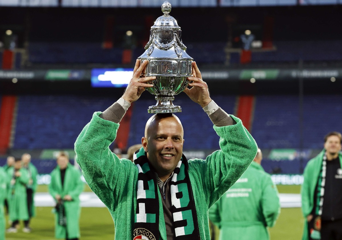 epa11292658 Feyenoord's head coach Arne Slot celebrates with the KNVB Beker after winning the KNVB Cup final match against NEC Nijmegen at Feyenoord Stadium de Kuip in Rotterdam, Netherlands, 21  ...