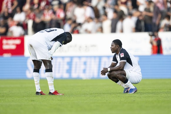Philippe Keny (FCZ), links, und Umeh Emmanuel (FCZ), rechts, reagieren nach dem Fussball Meisterschaftsspiel der Swiss Super League in der Relegation Group zwischen dem FC Winterthur (FCW) und dem FC  ...