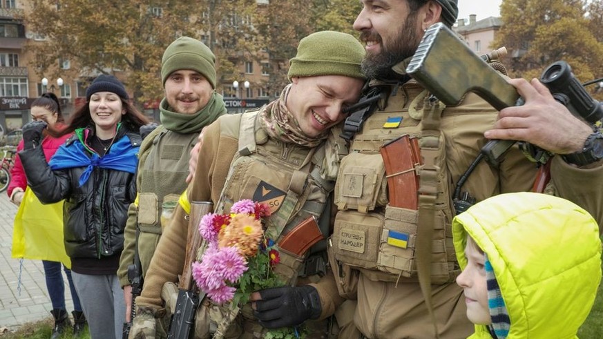 Mit Blumen und wehenden Fahnen werden die ukrainischen Soldaten in Cherson empfangen.