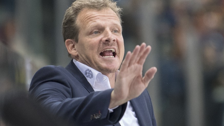 Biels Head Coach Kevin Schlaepfer, waehrend dem Meisterschaftsspiel in der NLA zwischen dem EHC Biel und den SCL Tigers, am Freitag, 11. November 2016, in der Tissot Arena in Biel. (KEYSTONE/Marcel Bi ...