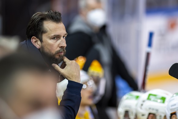 L&#039;entraineur biennois Lars Leuenberger, lors du match du championnat suisse de hockey sur glace de National League LNA, entre le Geneve Servette HC et le EHC Bienne, ce samedi 3 avril 2021 a la p ...