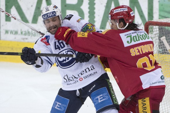 Langnaus Philippe Seydoux, rechts, kaempft um den Puck gegen Ambris Paolo Duca, links, waehrend dem Eishockey Meisterschaftsspiel der National League A zwischen den SCL Tigers und dem HC Ambri-Piotta, ...