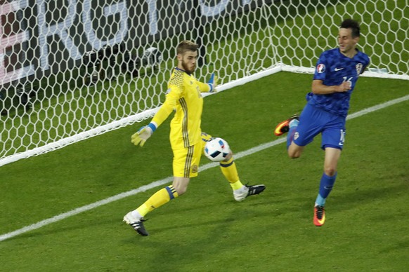 Croatia&#039;s Nikola Kalinic scores his side&#039;s first goal during the Euro 2016 Group D soccer match between Croatia and Spain at the Nouveau Stade in Bordeaux, France, Tuesday, June 21, 2016. (A ...