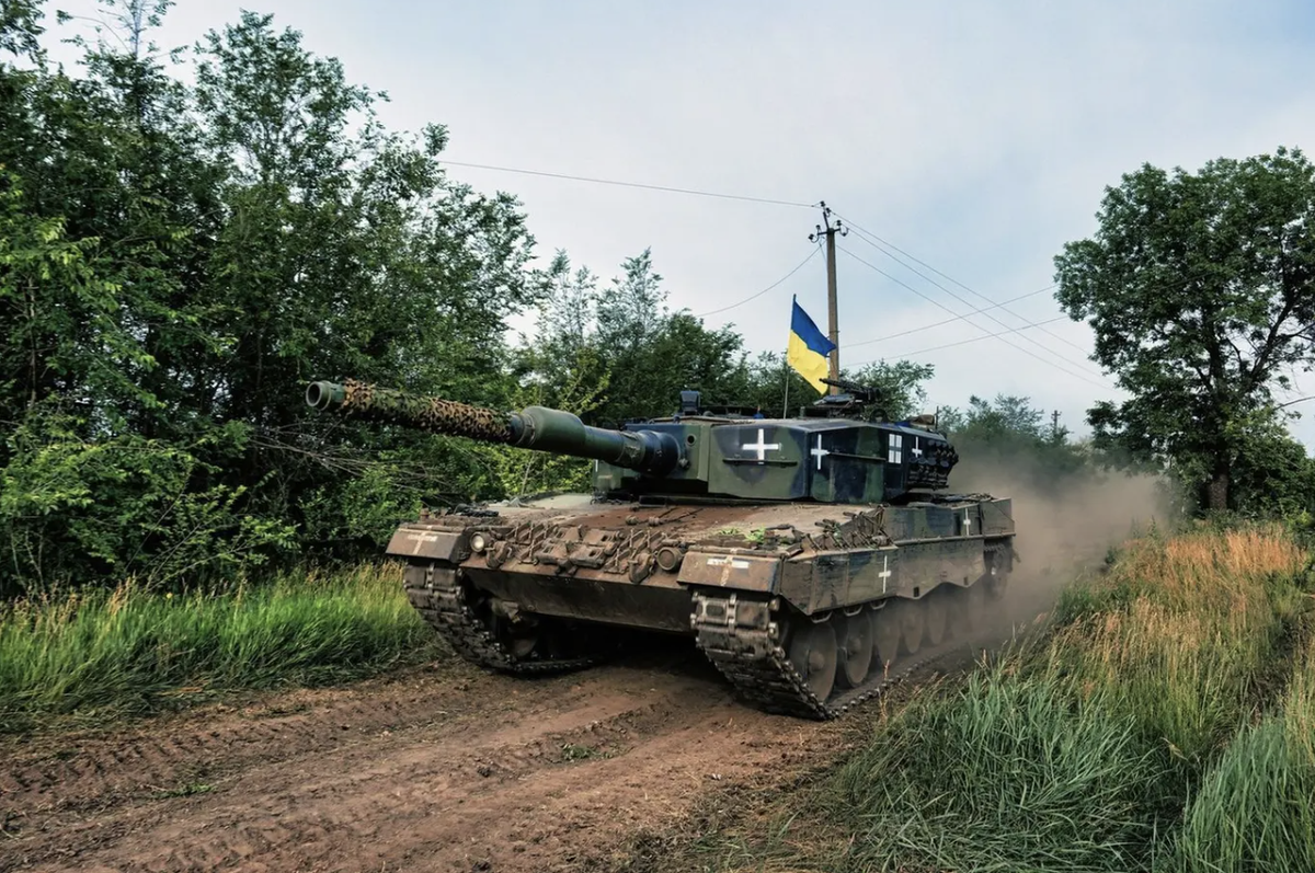 Un char Leopard 2 de l'armée ukrainienne sur le front près de Zaporijia.