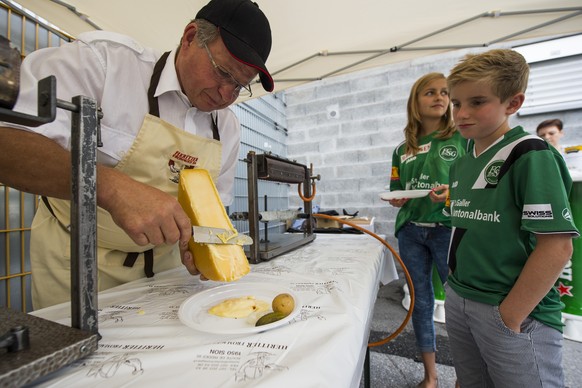 Nico et Nina deux supporters de Saint-Gall, recoivent une raclette lors de l&#039;operation une raclette offerte aux supporters adverse avant la rencontre de football de Super League entre le FC Sion  ...