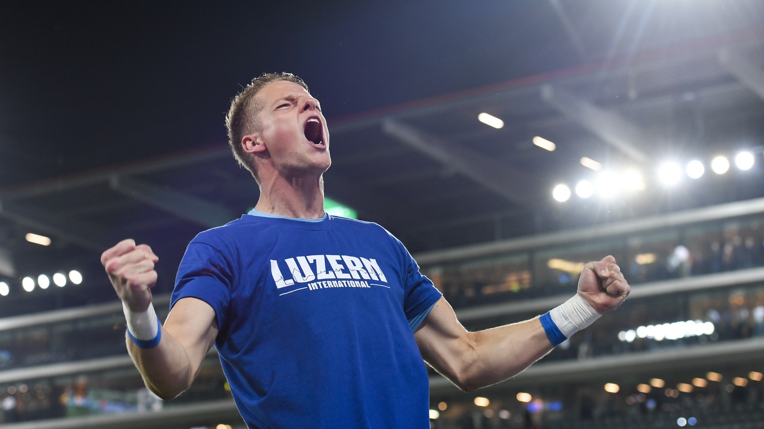 Luzerns Torhueter Jonas Omlin jubelt nach dem Einzug in die Europa-League beim Fussball Super-League Spiel zwischen dem FC St. Gallen und dem FC Luzern, am Mittwoch, 9. Mai 2018, im Kybunpark in St. G ...