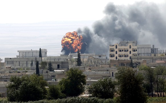 Immer wieder schlagen Geschosse in Kobane ein.