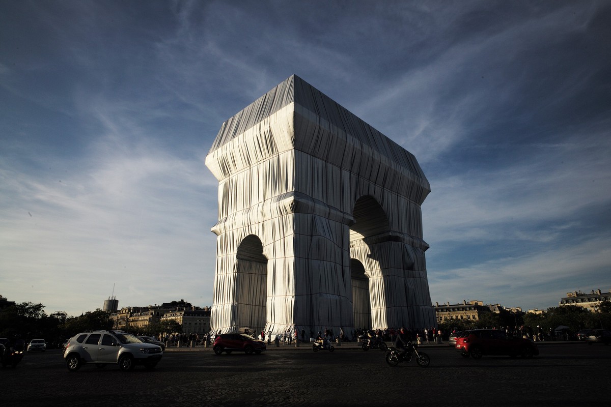 PARIS, FRANCE SEPTEMBER 22: The Arc de Triomphe wrapped in a giant sheet of fabric as part of a project of late Bulgarian-born US artist Christo Javacheff is seen on September 22, 2021 in Paris, Franc ...