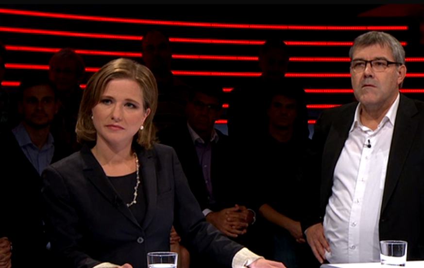 FDP-Nationalrätin Christa Markwalder und SP-Nationalrat Eric Nussbaumer lauschen in der Arena vom 23. Oktober 2015 den Ausführungen von Roger Köppel (SVP) und Thomas Minder (Schaffhausen).