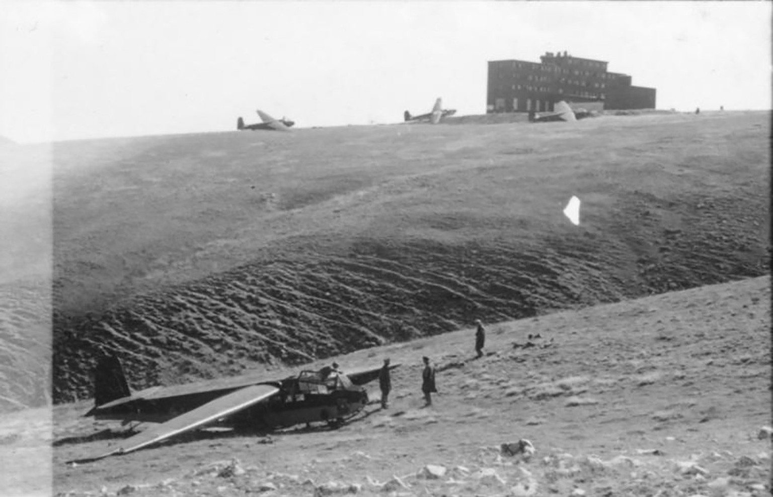 Four of the ten cargo gliders landed on the Gran Sasso.  In the background is Hotel Campo Imperatore.  https://upload.wikimedia.org/wikipedia/commons/8/89/Bundesarchiv_Bild_101I-567-1503B-23%2C_Gran_Sas…