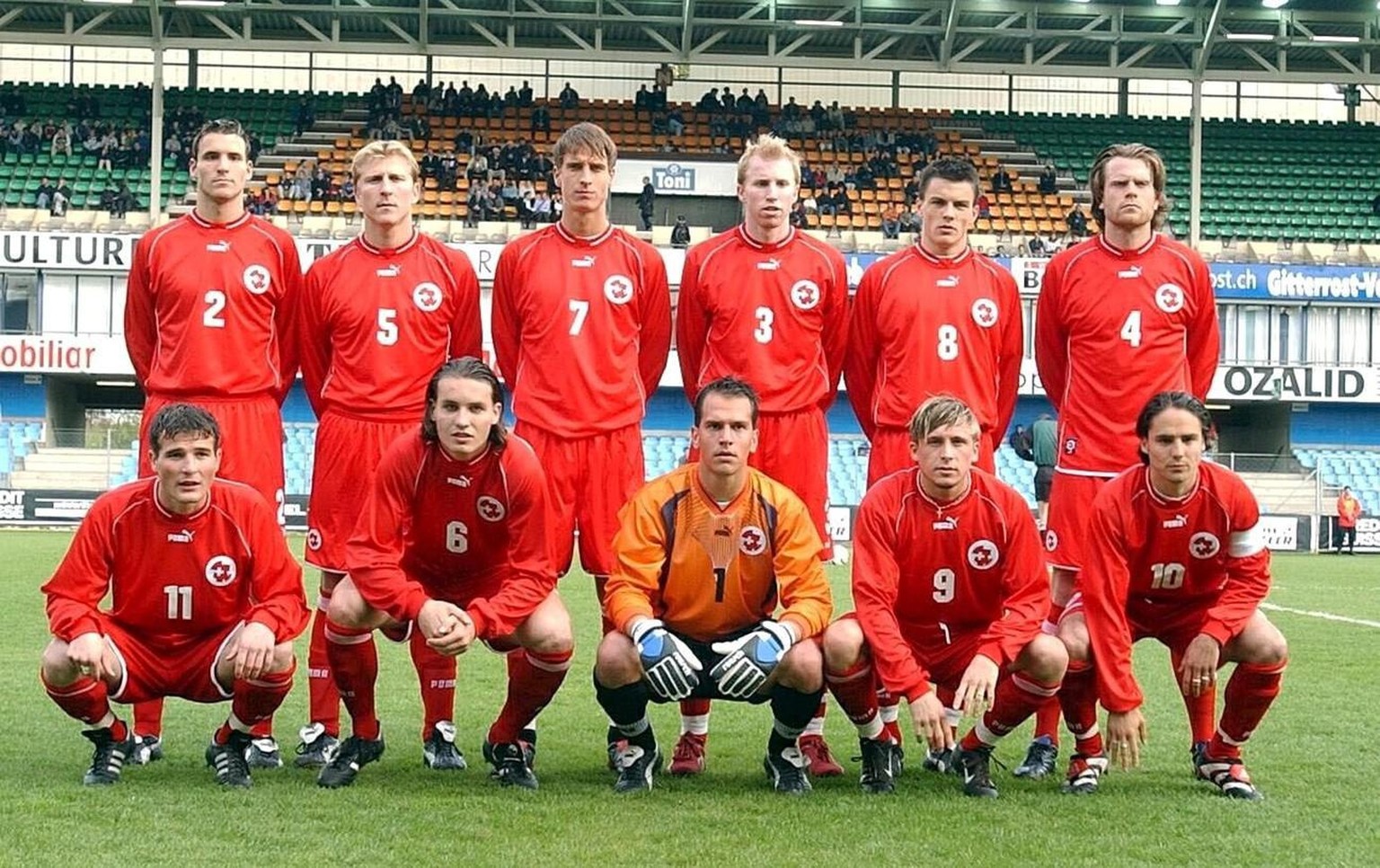 Die U-21 Nationalmannschaft mit Mario Eggimann, Stephane Grichting, Reto Zanni, Ludovic Magnin, Alain Rochat, und Stephan Keller, oben, vlnr, Alex Frei, Remo Meyer, Nicolas Beney, Daniel Gygax und Ric ...