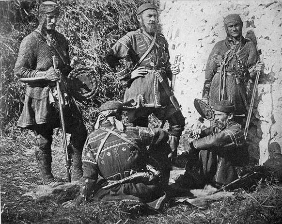Chewsuren mit Tschocha und Rüstung, um 1910.