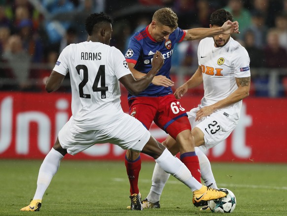 epa06158524 Fedor Chalov (C) of CSKA Moscow fights for the ball with Loris Benito (R) and Kasim Nuhu (L) of BSC Young Boys during the UEFA Champions League play off second leg match between CSKA Mosco ...