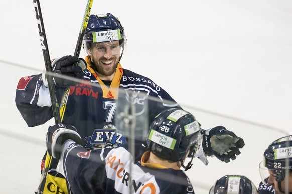 Zugs David McIntyre jubelt nach einem Tor waehrend dem Eishockey-Meisterschaftsspiel der National League A zwischen dem EV Zug und dem HC Davos am Samstag, 4. Februar 2017, in der Bossard Arena in Zug ...