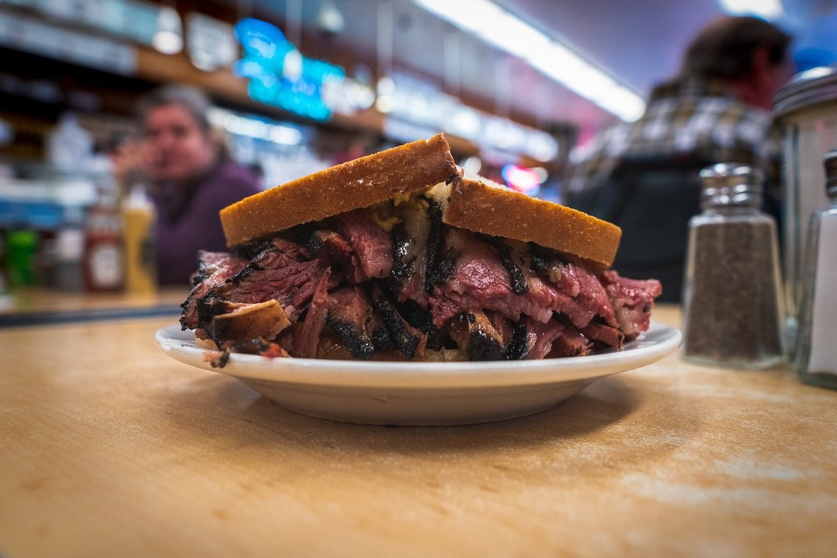 Ein Original-Pastrami-Sandwich in einem Original-New-York-Deli.