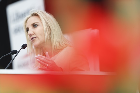 Celine Amaudruz, conseillere nationale, parle lors de l&#039;assemblee des delegues UDC (Union démocratique du centre) suisse ce samedi, 23 octobre 2021 a Montricher. (KEYSTONE/Cyril Zingaro)