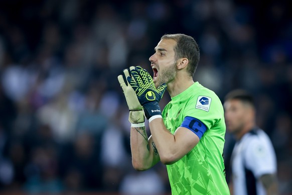 Torhueter Yanick Brecher (FCZ) reagiert waehrend dem Meisterschaftsspiel der Super League zwischen dem FC Zuerich und dem FC Basel am Samstag, den 12. April 2025, im Letzigrund Stadion in Zuerich. (KE ...